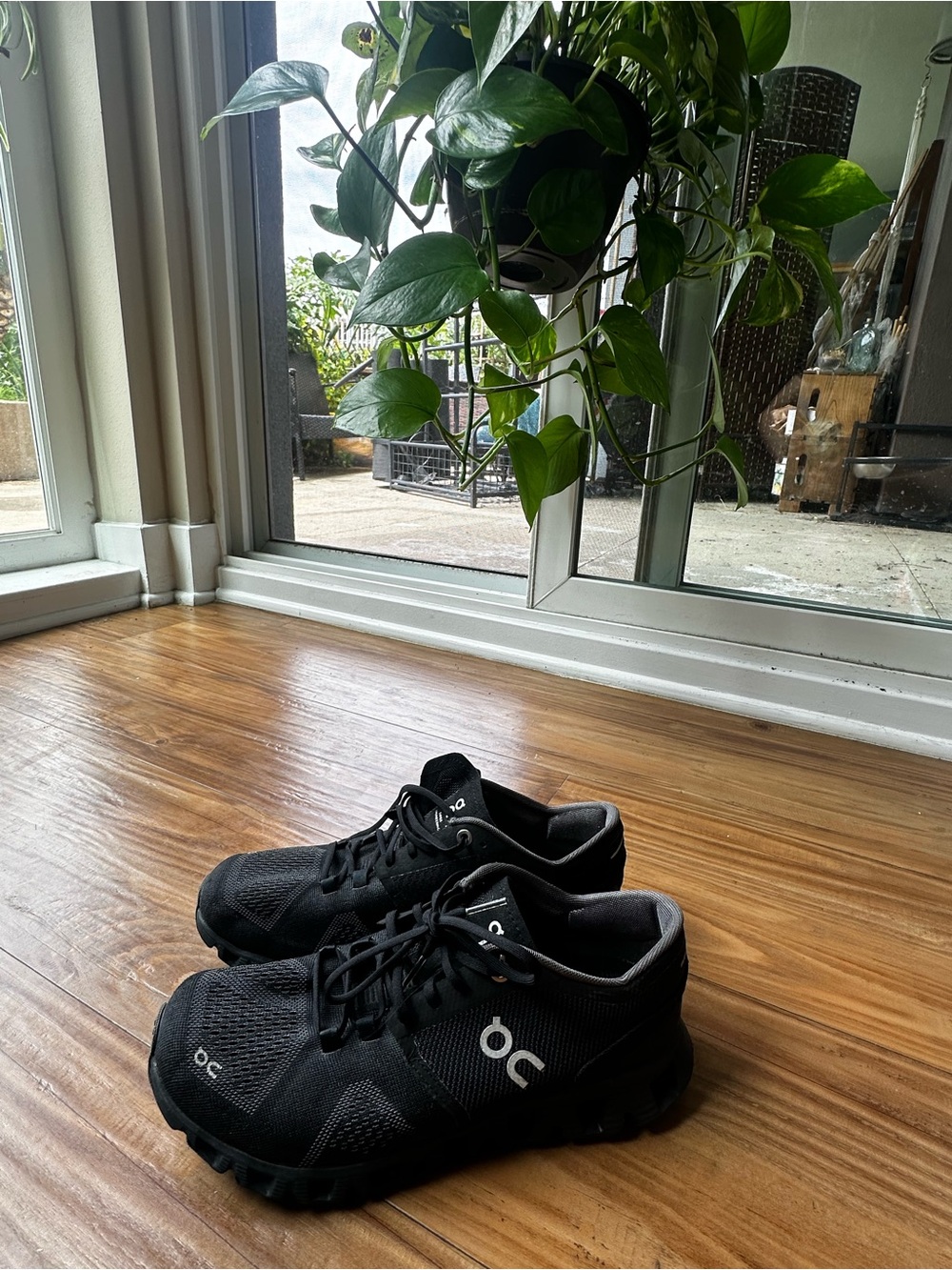 On Running Women’s Sneakers | Swiss Engineering | Black | Size 7.5